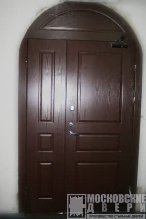 Арочная двустворчатая дверь из МДФ с фрамугой