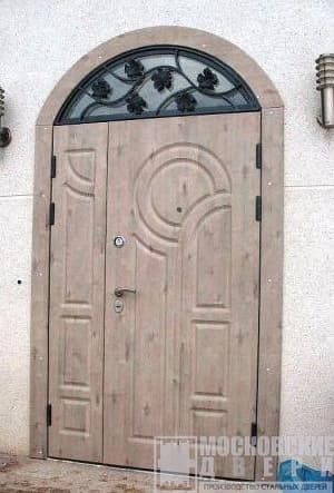 Дверь с аркой из МДФ со стеклом и ковкой
