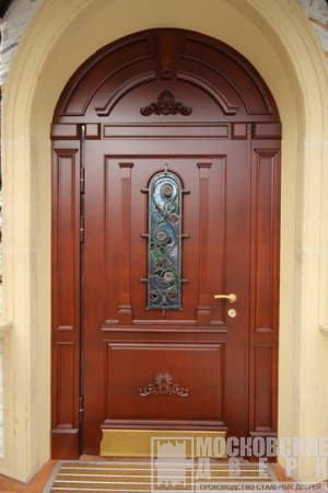 Арочная дверь из массива со стеклом и ковкой