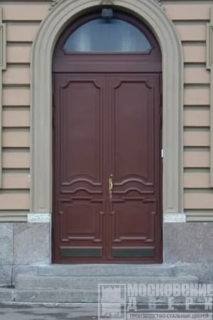 Арочная подъездная дверь из массива с фрамугой