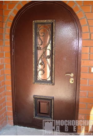 Арочная дверь с порошковым окрасом, ковкой и стеклом