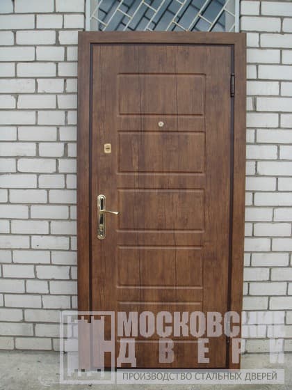 Дверь в загородный дом с верхним остеклением
