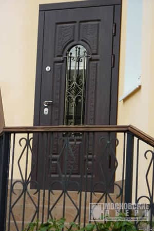 Остеклённая дверь для загородного дома с отделкой филёнчатым МДФ