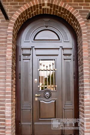 Арочная массивная дверь для загородного дома