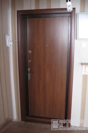 Дверь для квартиры с отделкой ламинатом