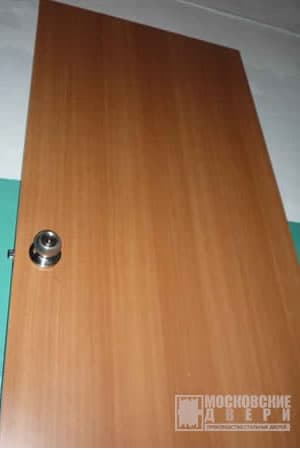 Ламинированная дверь в квартиру, цвет орех