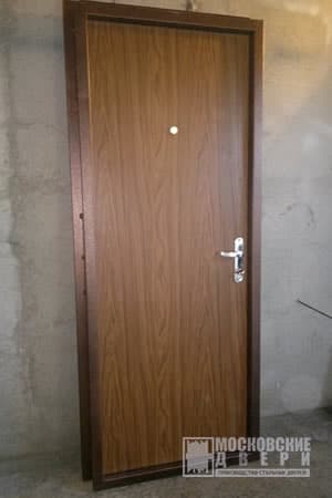 Порошковая дверь с отделкой ламинатом внутри