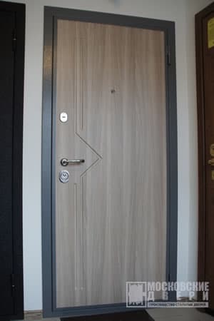Квартирная дверь с ламинатом и двумя замками