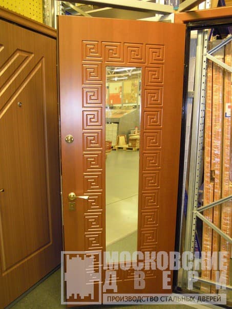 Однопольная дверь в квартиру с зеркалом и отделкой МДФ