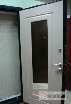 Белая квартирная дверь с отделкой МДФ и зеркалом