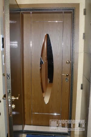 Звуконепроницаемая дверь для квартиры с зеркалом и МДФ