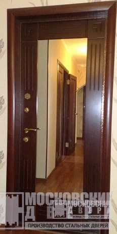 Тёмно-коричневая дверь из МДф с большим зеркалом