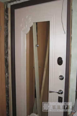 Белая дверь в квартиру с отделкой МДФ, резьбой и зеркалом