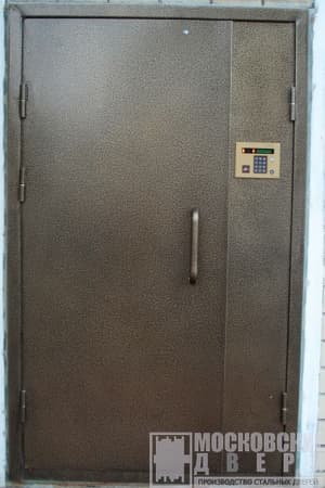 Двуполая подъездная дверь с установкой домофона