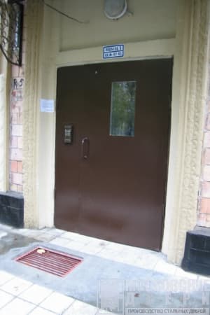 Подъездная дверь со стеклом и ковкой порошкового окраса
