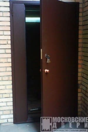 Двустворчатая дверь в подъезд жилого дома