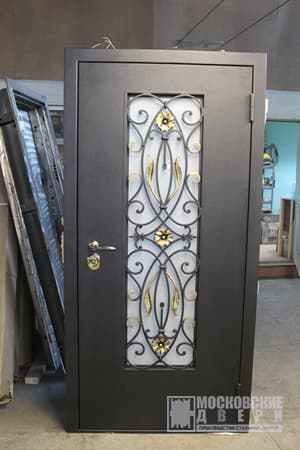 Порошковая дверь со стеклом и элементами художественной ковки