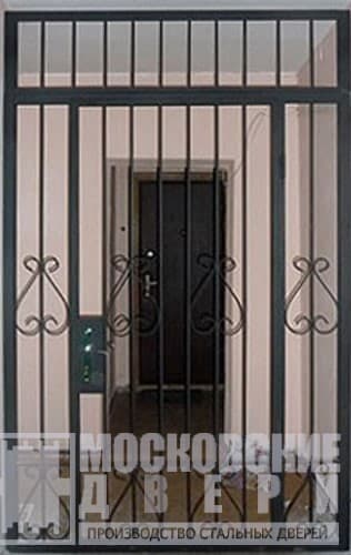 Тамбурная решётчатая дверь с фрамугой