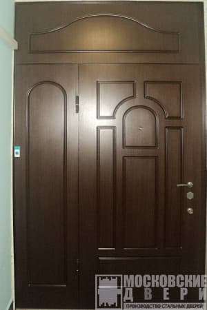 Тамбурная дверь из МДФ с фрамугой