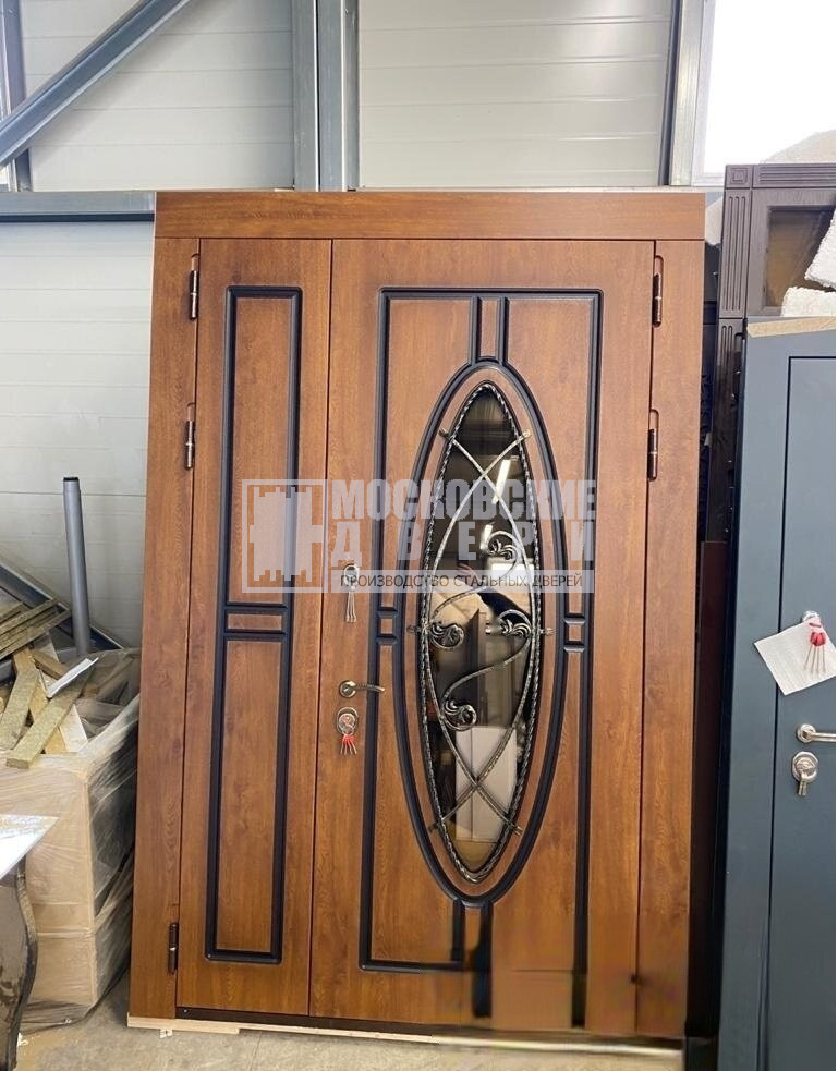 Дверь полуторная с филенкой мдф с двух сторон со стеклом и ковкой