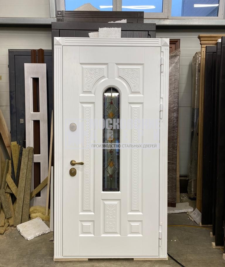 Белая дверь с терморазрывом с мдф с двух сторон со стеклом и ковкой